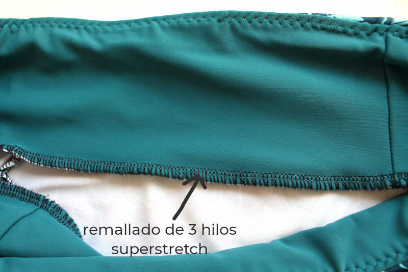 Remallado de 3 hilo superstretch para unir la cinturilla de unos leggings.