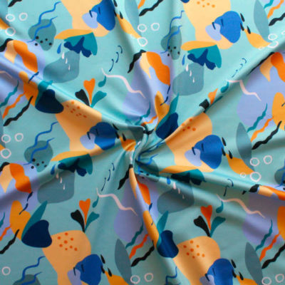Tela de lycra de baño estampado abstracto azul agua para coser bañadores o bikinis