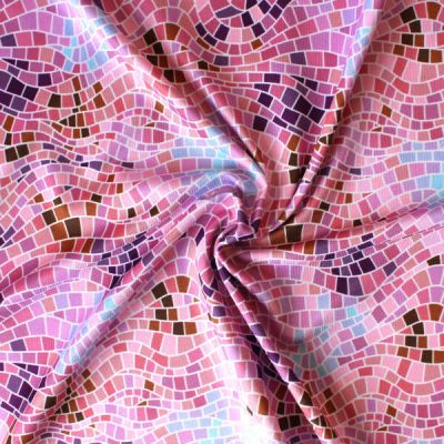 Tela de licra para bañador con estampado de mosaico degradado en colores rosa y lila